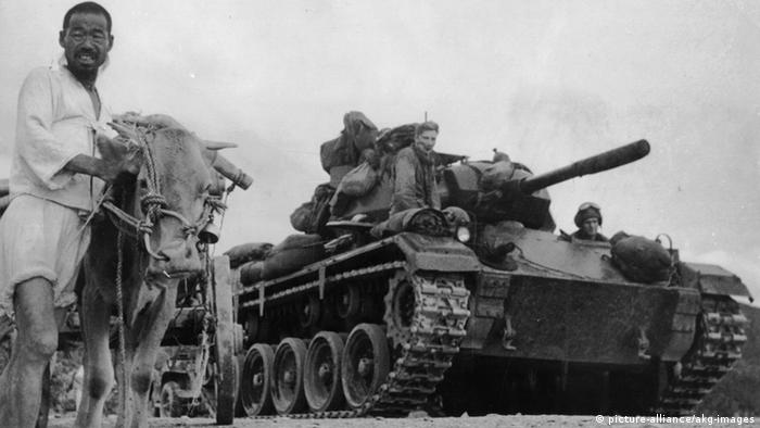 Korea Krieg 1950 US Panzer und Bauer (picture-alliance/akg-images)