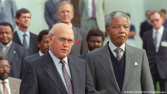 Завърнал се начело на Африканския национален конгрес (АНК), през май 1990 година Мандела води първите си разговори с тогавашния президент на ЮАР Фредерик де Клерк. Двамата проправят пътя към бъдеще без апартейд, за което са удостоени с Нобеловата награда за мир.