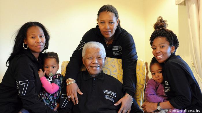 През последните години от живота си Нелсън Мандела се оттегля от публичния живот и се посвещава изцяло на семейството си. Тази снимка от 2011 го показва на 93-тия му рожден ден, който Мандела празнува със своите внуци и правнуци. На 5 декември 2013 година Нелсън Мандела умира на 95-годишна възраст.