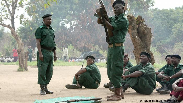Soldados da RENAMO na Gorongosa, centro de MoÃ§ambique
