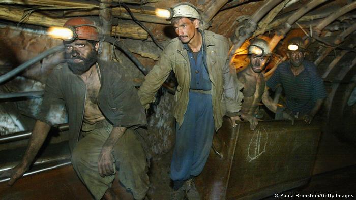 کارگران معدن در افغانستان