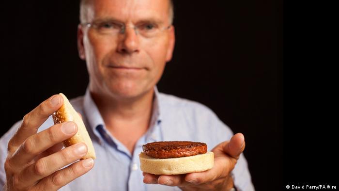 Carne in-vitro: professor Mark Post mostra hambúrguer cultivado a partir de células de vaca