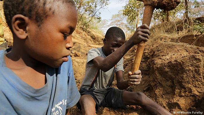 Two children working in a gold mine in Tanzania (HRW/Justin Purefoy)
