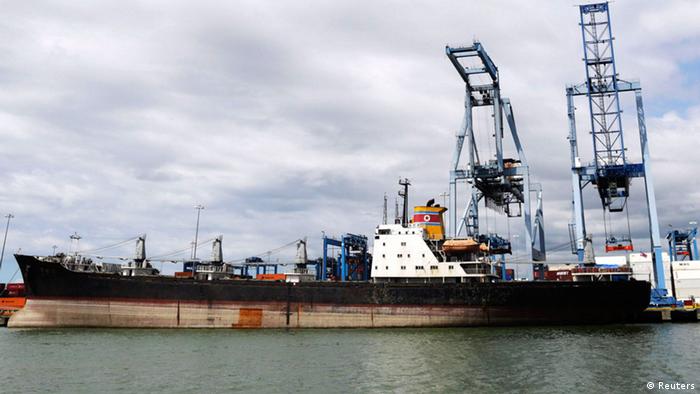 En 2013, Panamá se apoderó de un barco norcoreano que transportaba un envío no declarado de armas cubanas a Corea del Norte, ocultas bajo sacos de azúcar. (Reuters)