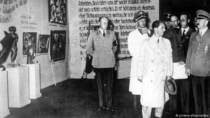 Fotografía histórica de la exposición nazi Arte degenerado.