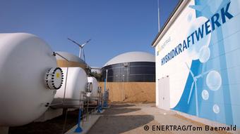 P2G-установка фирмы ENERTRAG: в здании справа осуществляется электролиз, в цистернах слева хранится водород