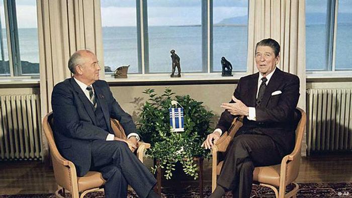 Michail Gorbatschow und Ronald Reagan auf Höfdi Island (AP)