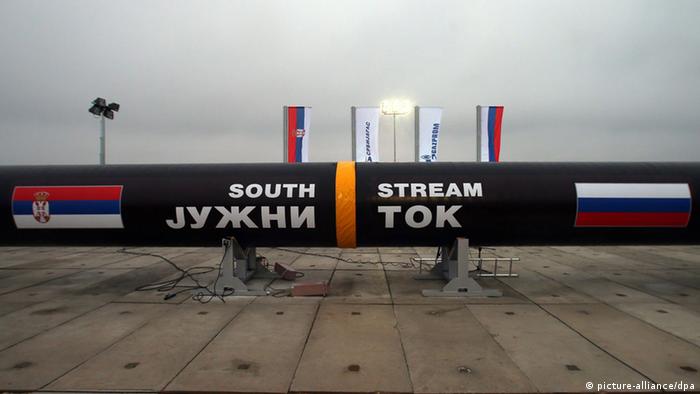 Cijevi na kojima su zastave Srbije i Rusije i na kojima piše South Stream i Južni tok (picture-alliance/dpa)