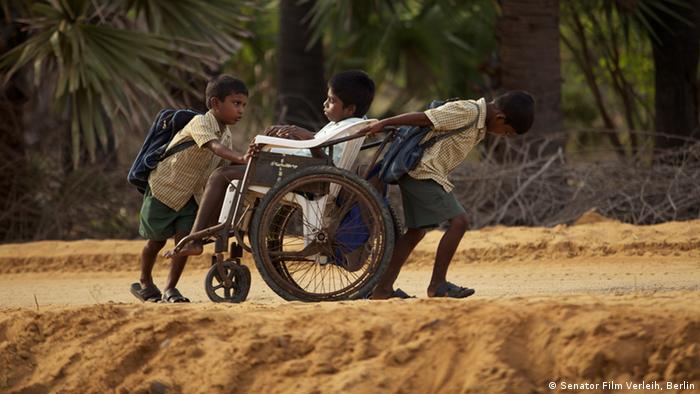 Samuel, de India, camino a la escuela en silla de ruedas.