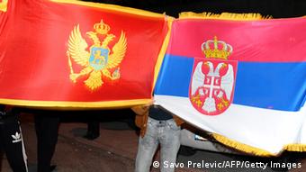 Serbien und Montenegro Flaggen (Savo Prelevic/AFP/Getty Images)