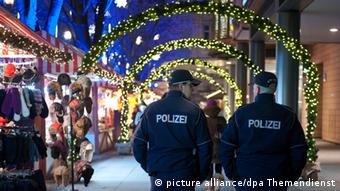 Полицейский патруль на Рождественском базаре