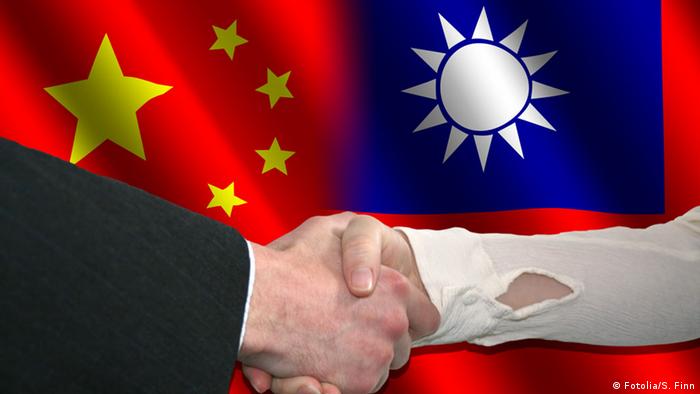 Symbolbild Flagge China und Taiwan Freundschaft Händeschütteln (Fotolia/S. Finn)