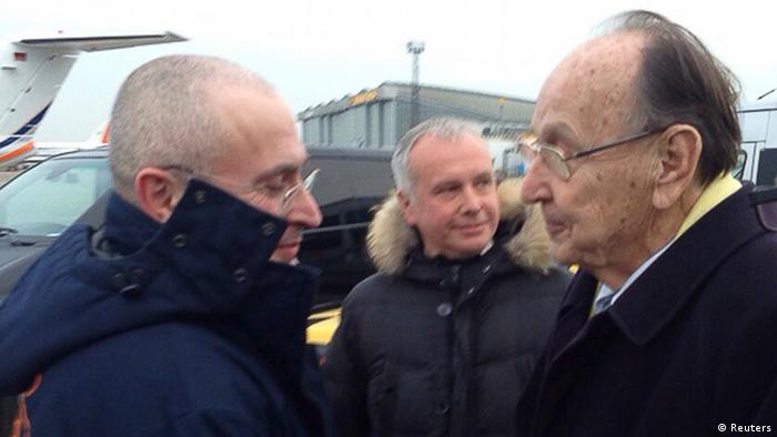 Michail Chodorkowski wird nach seiner Landung am Berliner Flughafen Schönefeld von Ex-Außenminister Hans-Dietrich Genscher empfangen (Foto: REUTERS/khodorkovsky.ru/Handout)