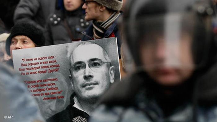 Ein Mann hält ein bei einer Pro-Chodorkowski-Demonstration ein Poster mit einem Foto des ehemaligen Öl-Tycoons und dem Gedicht Song of Exodus von Alexander Galich (Foto: AP Photo/Ivan Sekretarev)