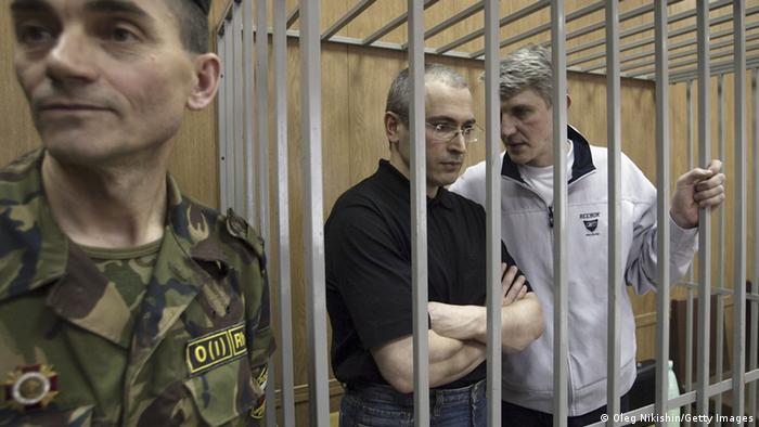 Chodorkowski und sein Geschäftspartner Platon Lebedew vor Gericht im Sommer 2004 (Foto: Oleg Nikishin/Getty Images)