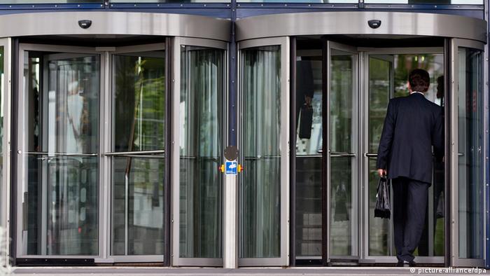 Revolving door makes public service self serving | Europe| News and current  affairs from around the continent | DW | 09.01.2014
