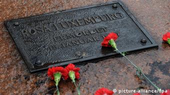 لوح یادبود قتل رزا لوکزمبورگ در برلین