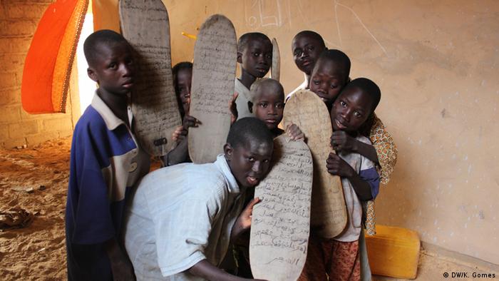 Children at a Senegalese Koranic school (DW/K. Gomes)