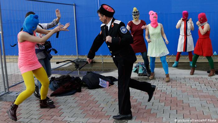 Pussy Riot Protest in Sochi Olympia 2014 (picture-alliance/AP Photo)