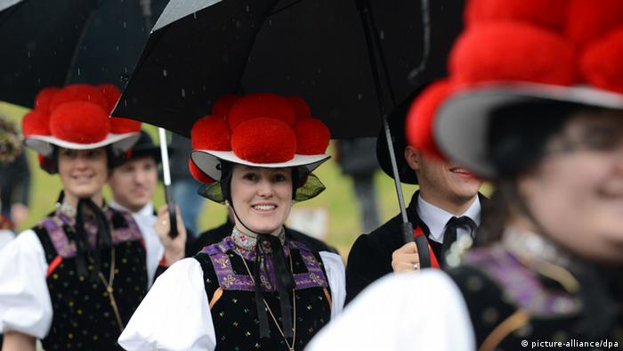Pakaian tradisional Jerman melambangkan Black Forest Cake