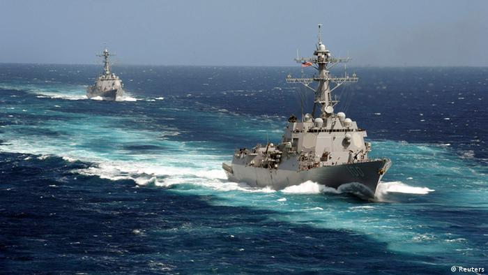 USS Kidd und USS Pinckney im Pazifik