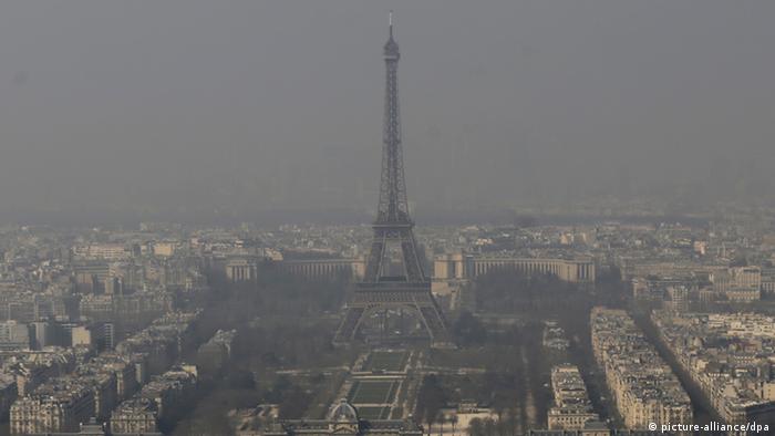 Paris Smog Feinstaub Umweltverschmutzung Luftverschmutzung Frankreich Eiffel Turm (picture-alliance/dpa)
