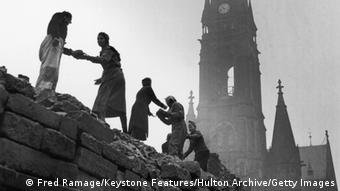 Symbolbild Deutschland Wiederaufbau Nachkriegszeit Trümmerfrauen (Fred Ramage/Keystone Features/Hulton Archive/Getty Images)