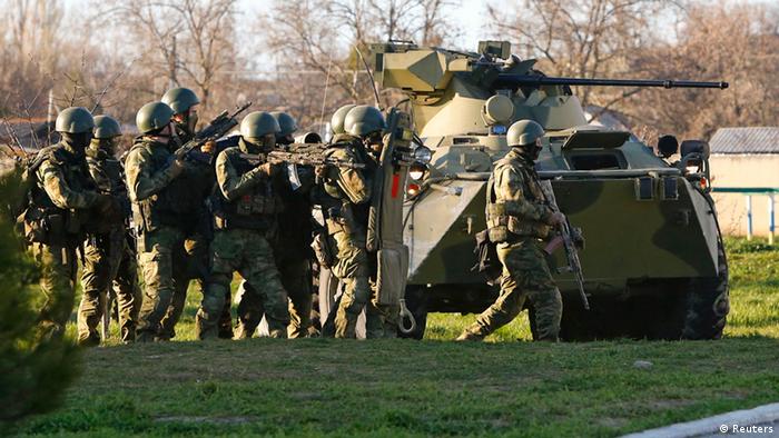 Російські військові захоплюють українську військову базу в Криму 