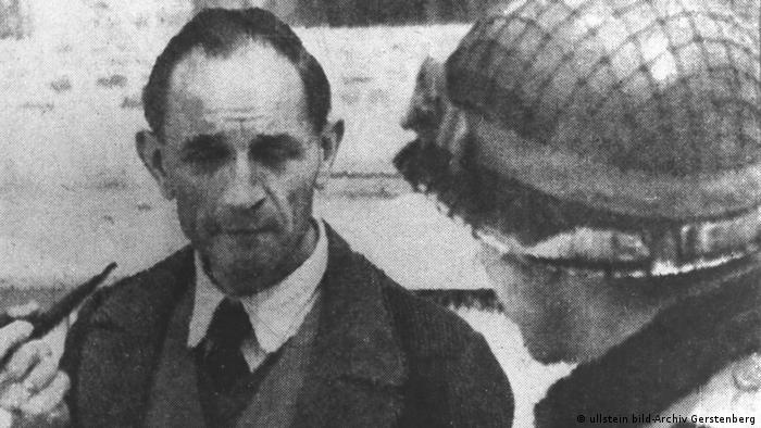 Martin Niemöller Theologe bei seiner Befreiung 1945 (ullstein bild-Archiv Gerstenberg)