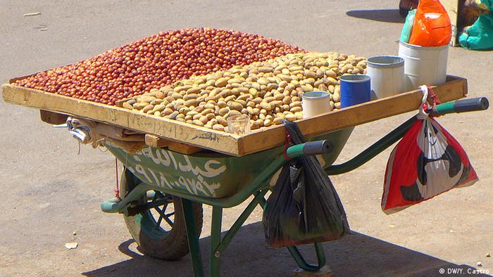 A wooden board on a wheelbarrow serves as a seed seller's cart in the Sudanese capital Khartoum (DW/Y. Castro)