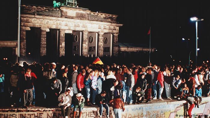 Deutschland Mauerfall Grenzöffnung Berlin Mauer (picture-alliance/dpa)