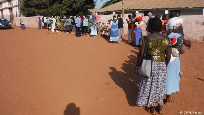 Präsidentschaftswahl in Bissau Wähler (DW/M. Pessoa)