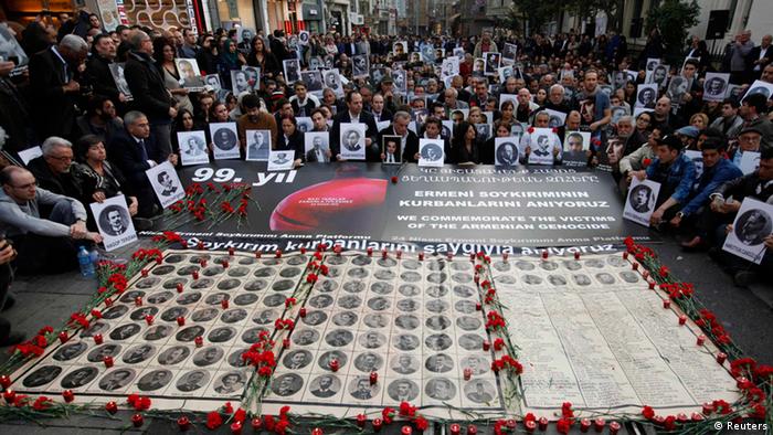 فعالان حقوق بشر ترکیه در تاریخ ۲۴ آوریل ۲۰۱۴ در استانبول یاد قربانیان کشتار ارامنه در جنگ جهانی اول (۱۹۱۵) را گرامی می‌دارند