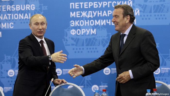 Merkel'in selefi Schröder'in (sağda), başbakanlık koltuğundan kalktıktan kısa süre sonra Kremlin'in kontrolündeki Gazprom şirketi için çalışmaya başlaması, Almanya'da yoğun tartışmalara neden olmuştu.