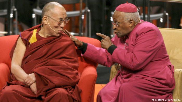 The Dalai Lama and Desmond Tutu talking in Seattle in the US (picture-alliance/dpa)