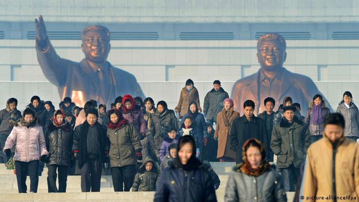 Bronze statues of Kim Jong Il and Kim Il Sung (picture-alliance/dpa)