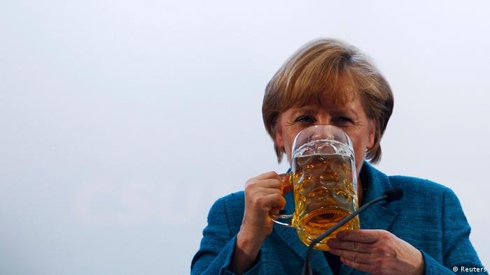 Ангела Меркель с кружкой пива во время празднования своего 60-летнего юбилея в 2014 году 