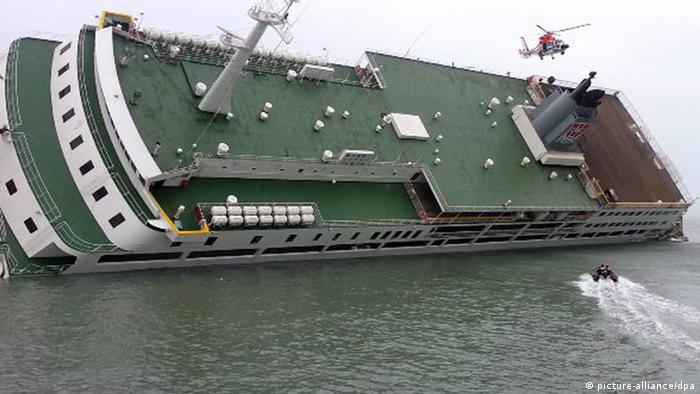 South Korea raises sunken Sewol disaster ferry | News | DW | 23.03 ...