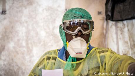 Schutzkleidung gegen Ebola in einem Krankenhaus in Sierra Leone (Foto: picture alliance/AP Photo)