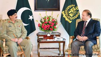 General Raheel Sharif (L) meeting with Pakistani Prime Minister Nawaz Sharif at the Prime Minister House in Islamabad, capital of Pakistan (/PID)
