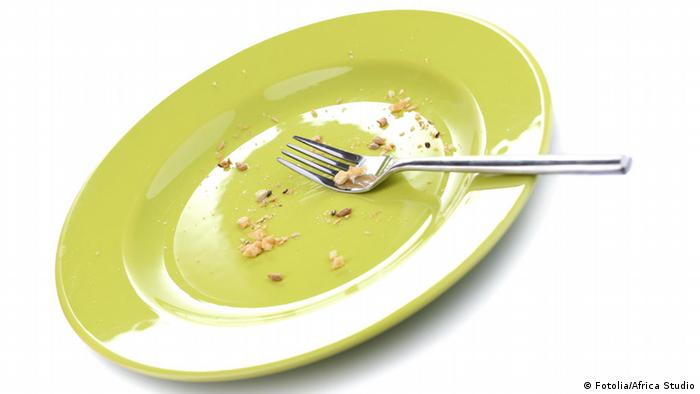 Empty green plate with fork across it (Fotolia/Africa Studio)