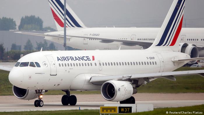 Airbus A319 da Air France na pista de decolagem do aeroporto de Orly, perto de Paris