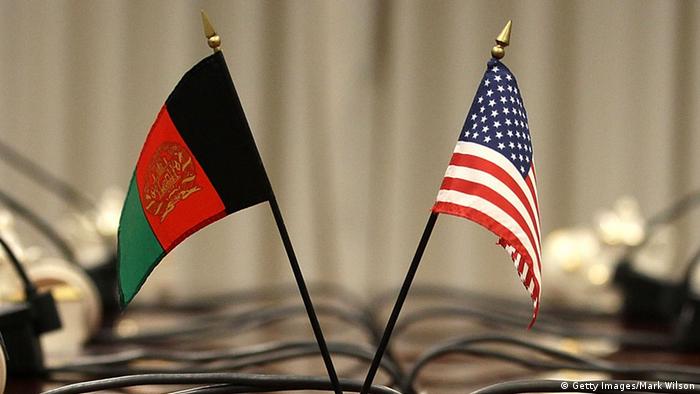 Symbolbild Afghanistan USA Flaggen (Getty Images/Mark Wilson)