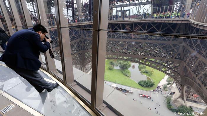 Do Look Down Eiffel Tower Gets Glass Floor News Dw 06 10 2014