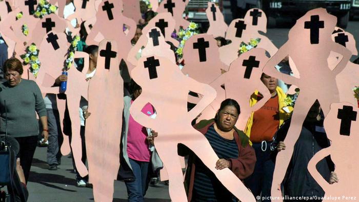 El 56% de las mujeres y el 48% de los hombres de 20 a 25 aÃ±os en AmÃ©rica Latina tienen alguna conocida cercana que ha sufrido violencia fÃ­sica o sexual en el Ãºltimo aÃ±o, segÃºn un estudio de la ONG Oxfam. En la regiÃ³n muere una mujer cada cinco horas y sÃ³lo en 2016 se registraron 1831 feminicidios. En MÃ©xico, donde no estÃ¡ tipificado este delito, la poblaciÃ³n ha salido a la calle a decir basta. 
