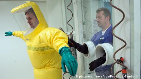 Anlegen eines Ebola-Schutzanzuges in Düsseldorf (Foto: picture-alliance/dpa/Federico Gambarini)