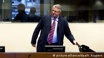 Den Haag - Vojislav Seselj (picture-alliance/dpa/V. Kuypers)