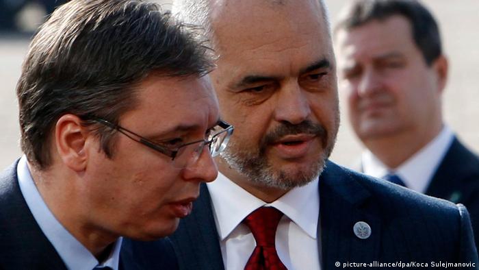 Albaniens Premier Edi Rama betritt serbischen Boden (picture-alliance/dpa/Koca Sulejmanovic)