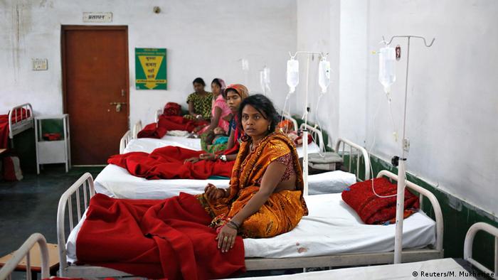 Indien Frauen Massensterilisation 13.11.2014 (Reuters/M. Mukherjee)