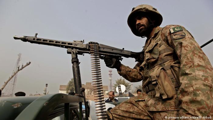 Pakistan MilitÃ¤r Patrouille Peschawar (picture-alliance/dpa/B. Arbab)